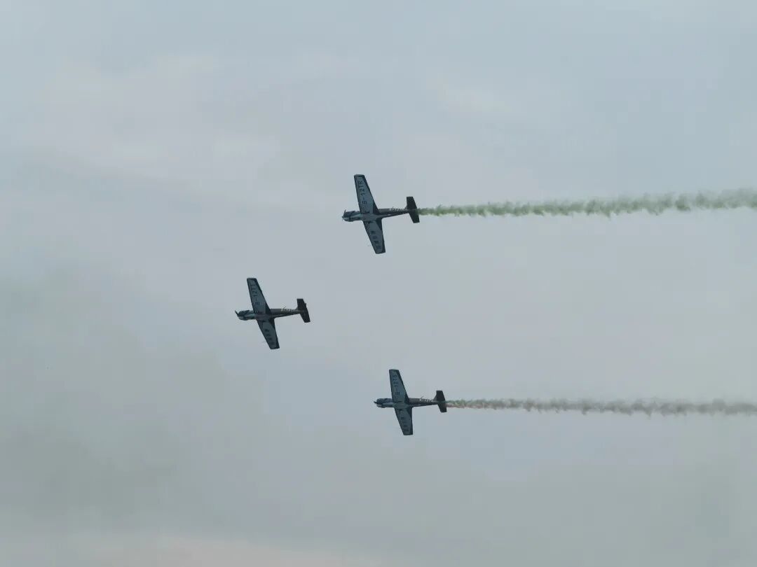 红星飞行表演队正在进行飞行训练