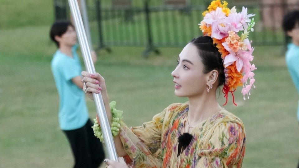 仅用一招就让自己口碑暴增，这一次，把张柏芝送上热搜的是何赛飞！封面图