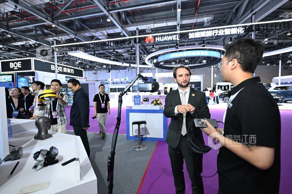 参会嘉宾正在了解VR头显和AI眼镜信息。