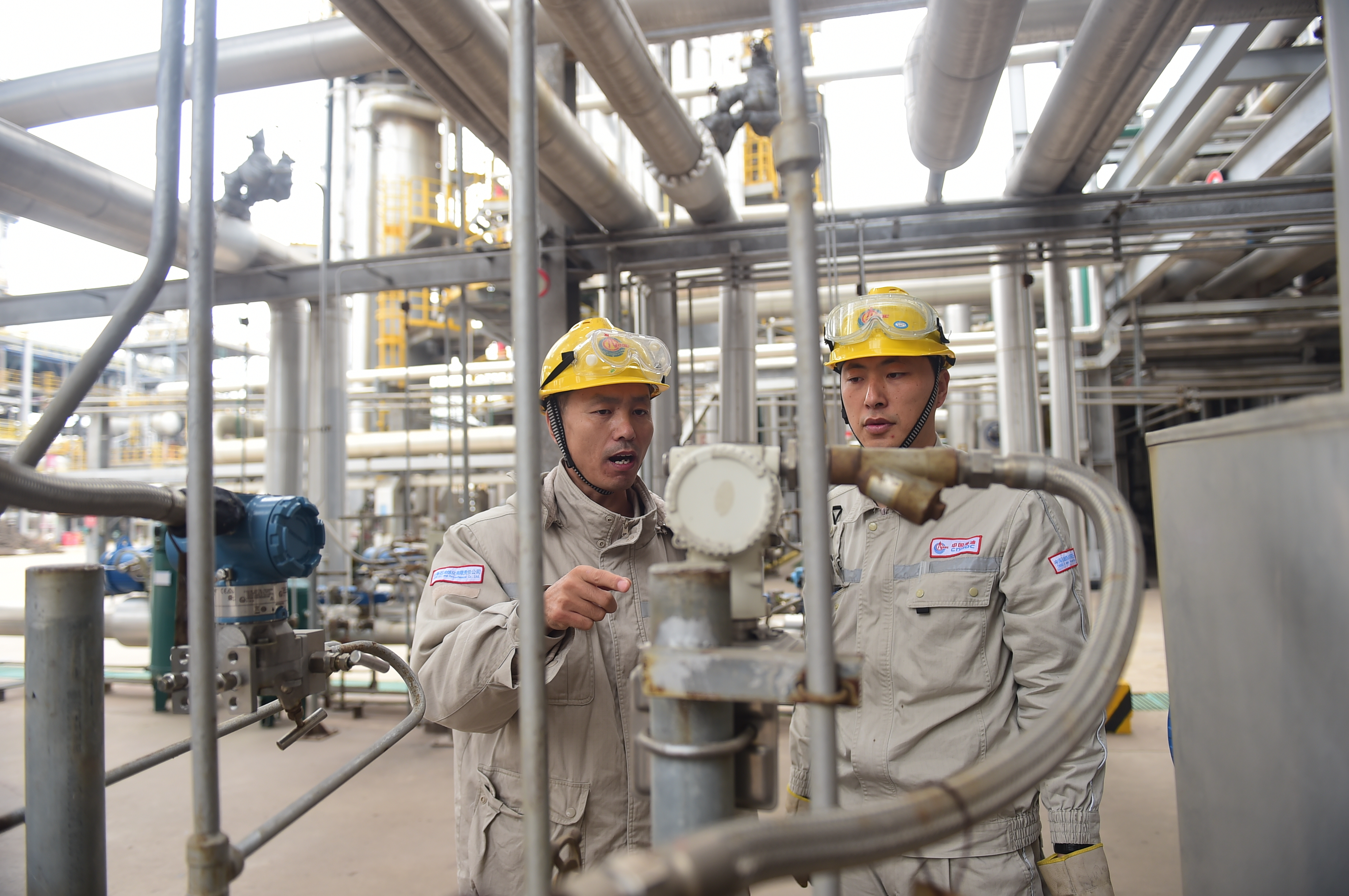 装置工作人员对加热炉燃烧系统进行检查。