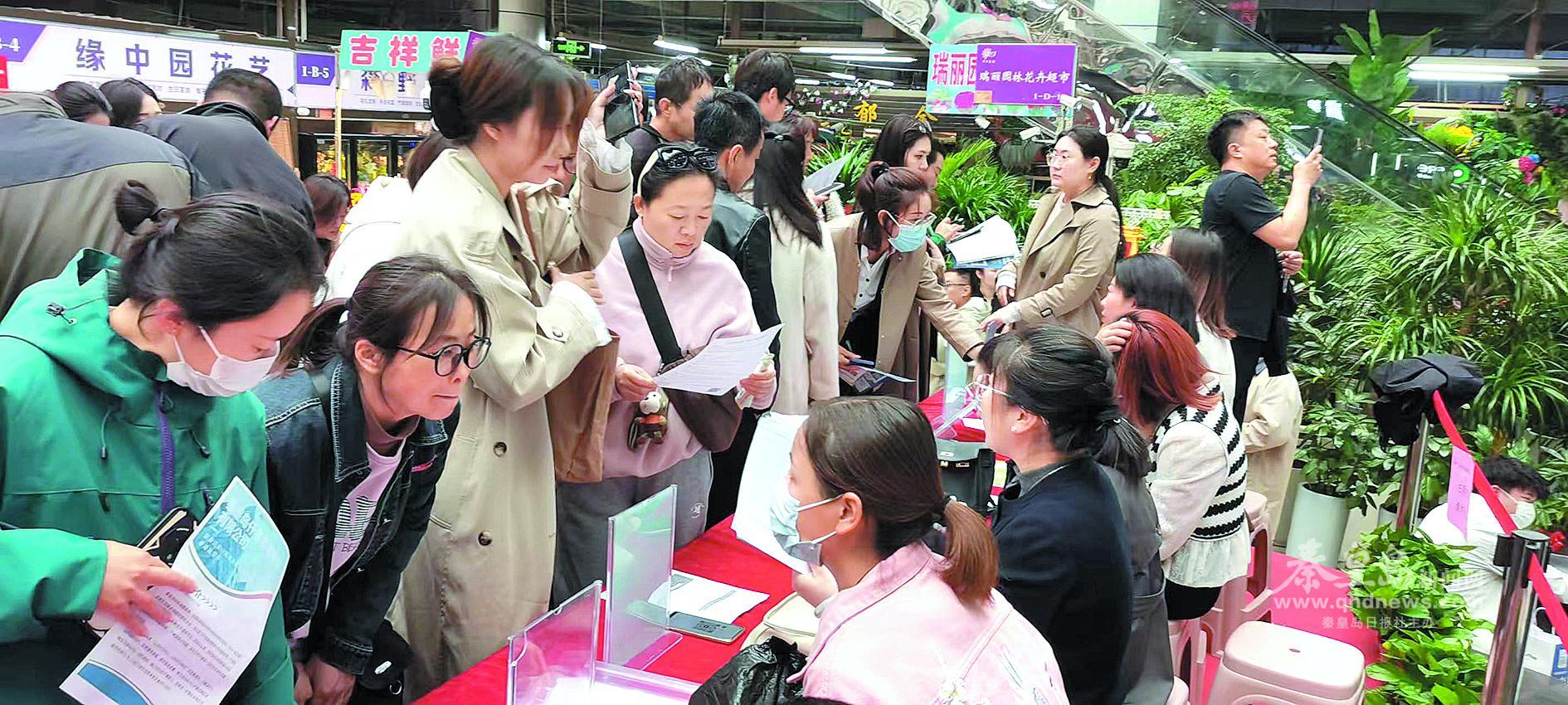 在海港区某花卉市场举行的专场招聘会上,求职者向用人单位咨询岗位相关情况。 通讯员王涛摄