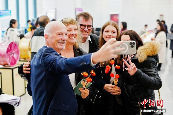 10月24日，参会人员在保定特色产业学院合影。李瑞 摄