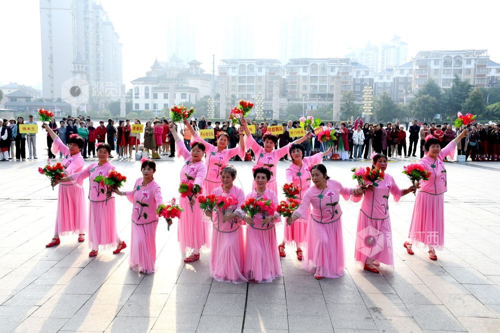 2025年10月28日，在九九重阳节来临之际，江西省抚州市南丰县老年体协举办的“情暖金秋 爱在重阳”“农商银行”杯文体展示活动在桔都文化广场火热举行。