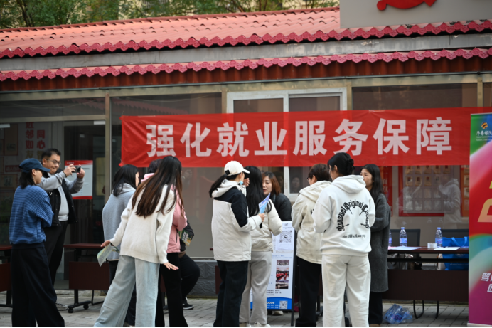 求职者在招聘会上了解岗位信息。 红旗街道供图