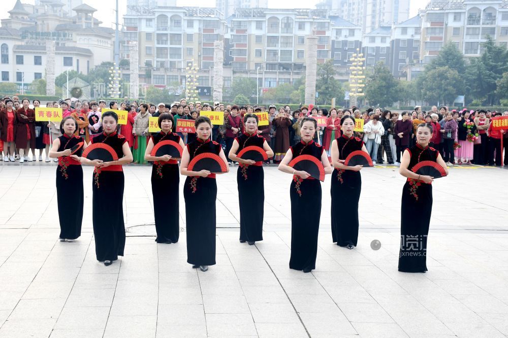 2025年10月28日，在九九重阳节来临之际，江西省抚州市南丰县老年体协举办的“情暖金秋 爱在重阳”“农商银行”杯文体展示活动在桔都文化广场火热举行。