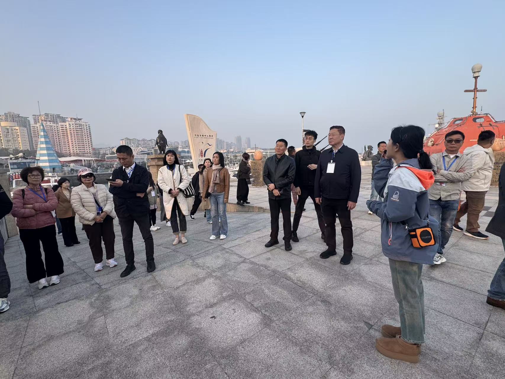 青澳同心铸忠魂 零点研学悟担当—— 澳门青年代表团走进青岛水准零点景区