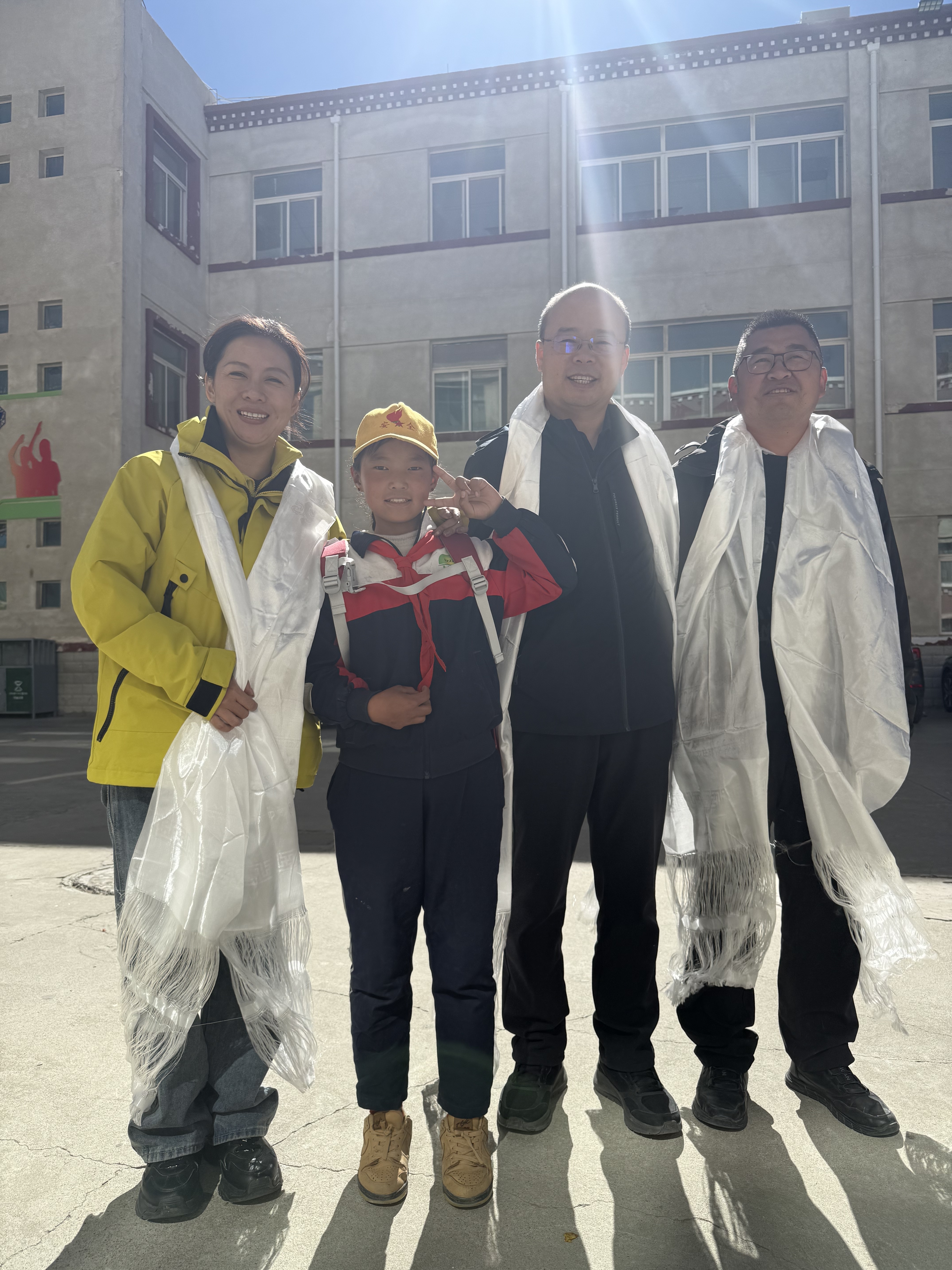 青藏同心护童心!青岛好时光社工“韧藤计划”暖心启动,以科技赋能为雪域少年撑起心灵晴空