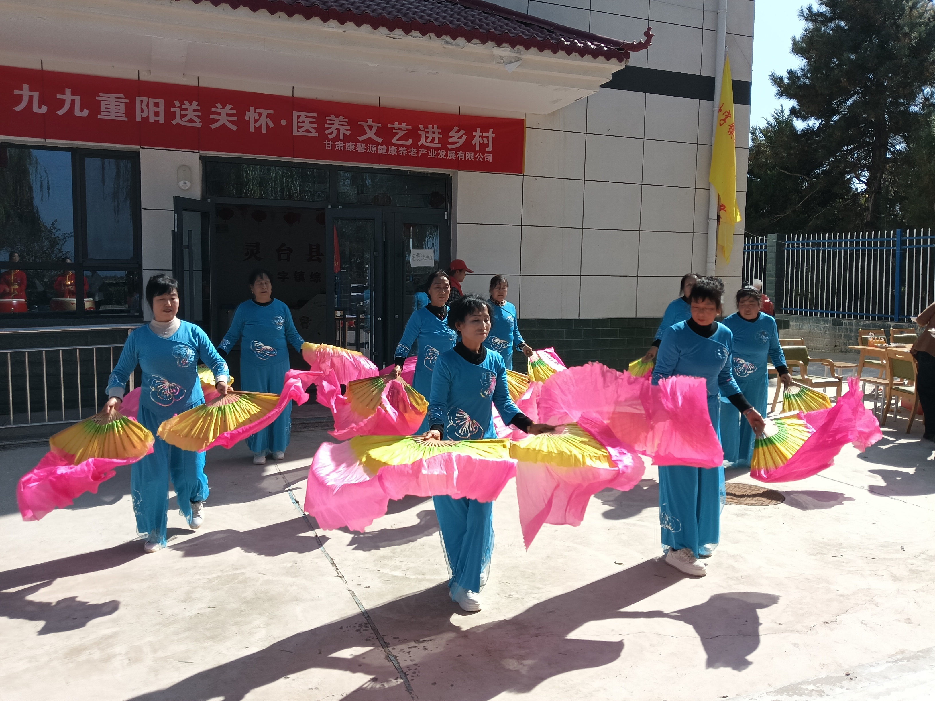 志愿者为老人精心编排的文艺演出　王小兰　摄