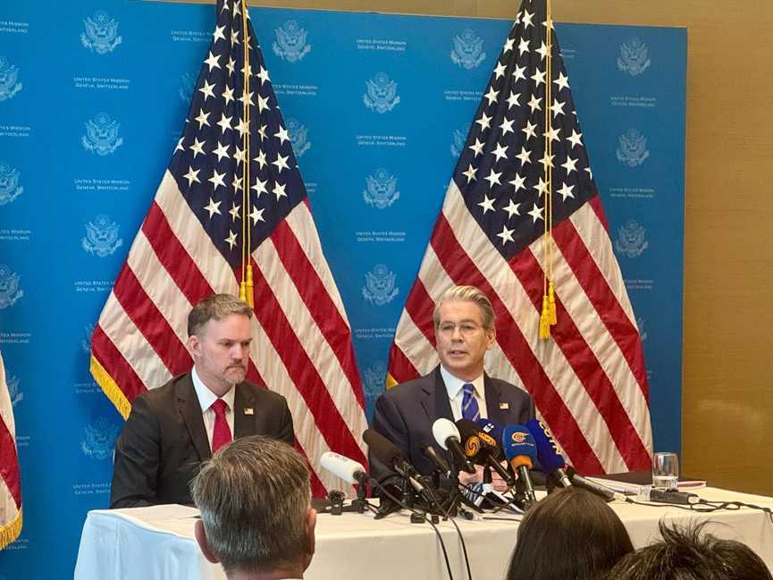 ▎当地时间2025年5月12日,瑞士日内瓦,美国财政部长贝森特和贸易代表格里尔在中美经贸高层会谈后召开新闻发布会。(图源:东方ic)