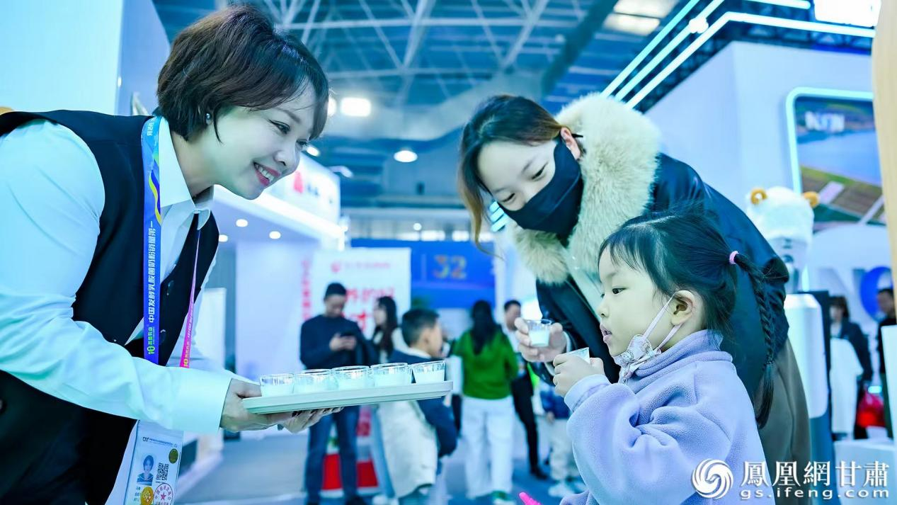 参会者品尝元生爱特绵羊奶