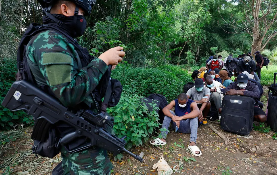 凤凰早报|美联储再次降息25个基点;宗馥莉公开露面身份受关注