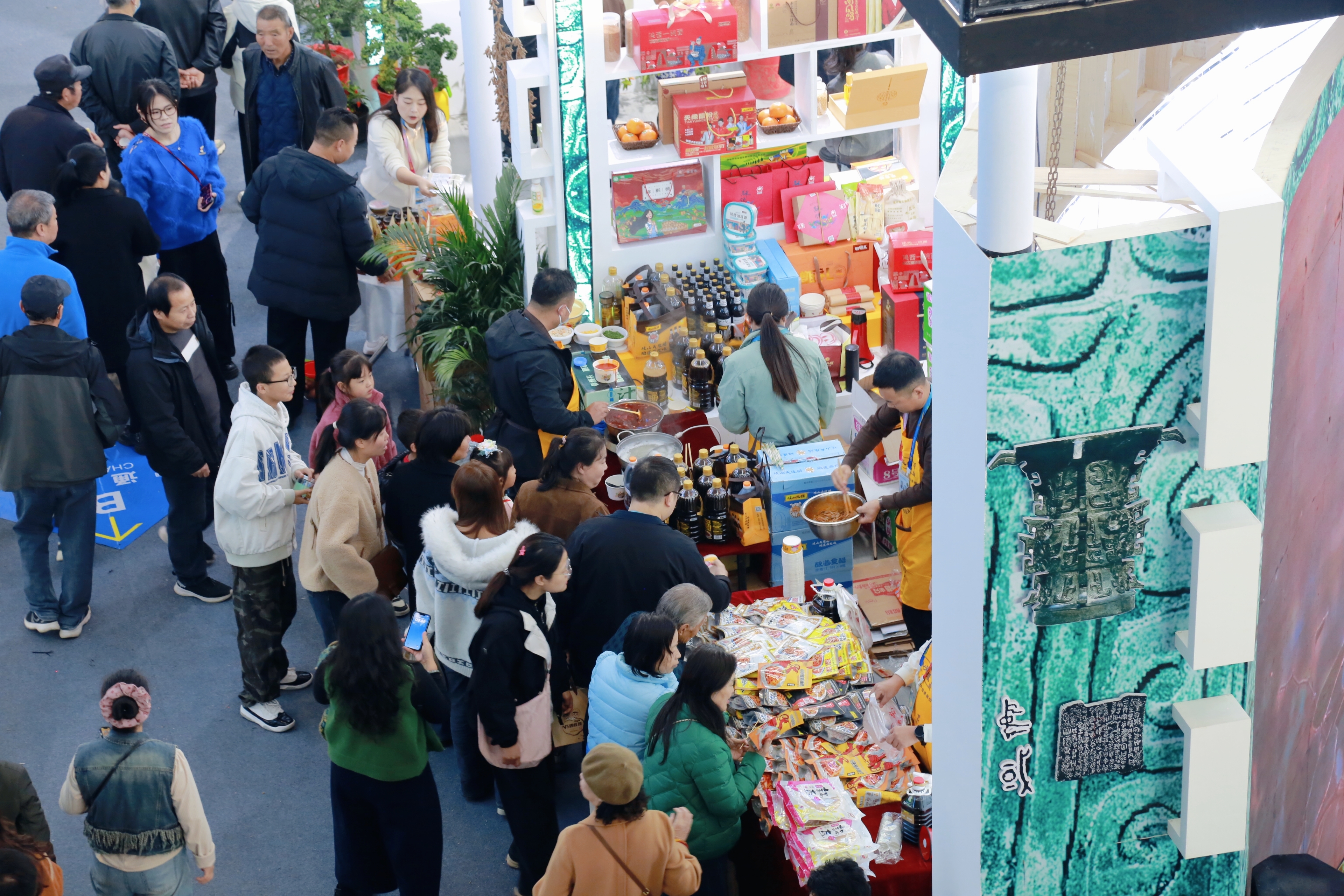 新質(zhì)生產(chǎn)力閃耀農(nóng)高會！寶雞展團“十大新農(nóng)人”領(lǐng)銜 引爆開幕日熱潮