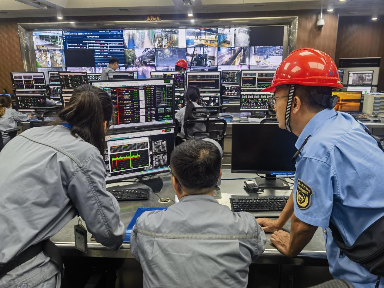 企业中控室实时监控画面