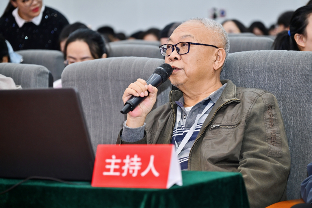 冯效刚主持主题报告（二）