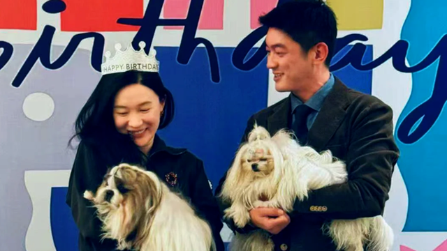 杜江青岛陪老婆庆生，45岁霍思燕身材微胖，不整容的脸又娇又美封面图