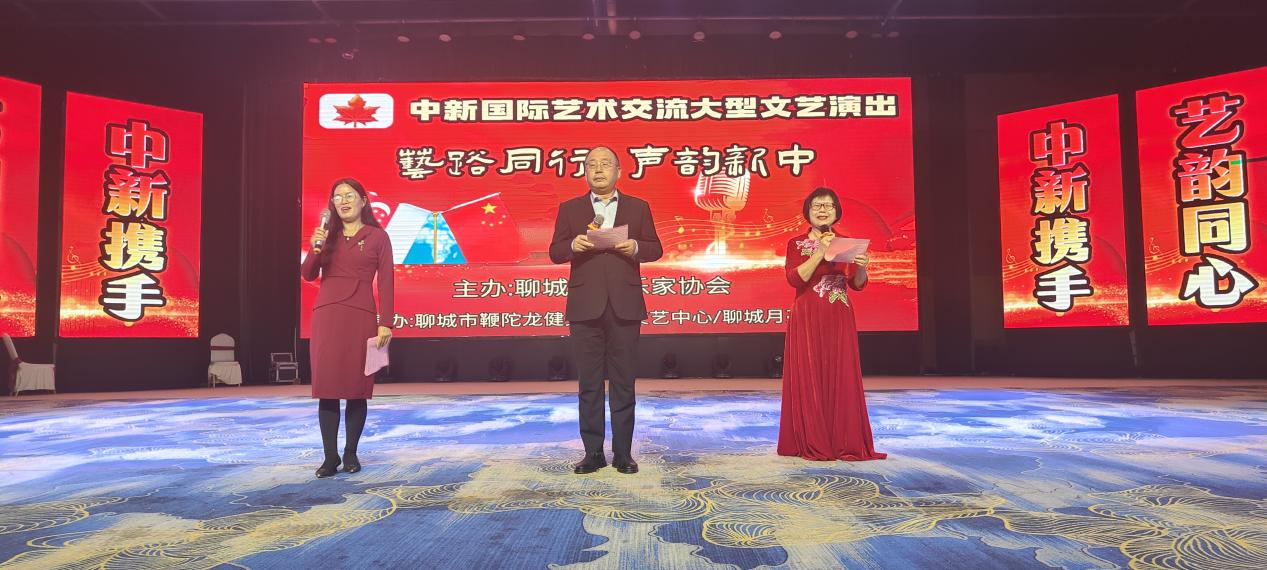 主持人王燕(左,中国)、武子奎(中,中国)、杨楚芳(右,新加坡)