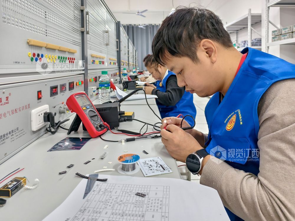 电子装调赛区，选手在进行实操比赛。