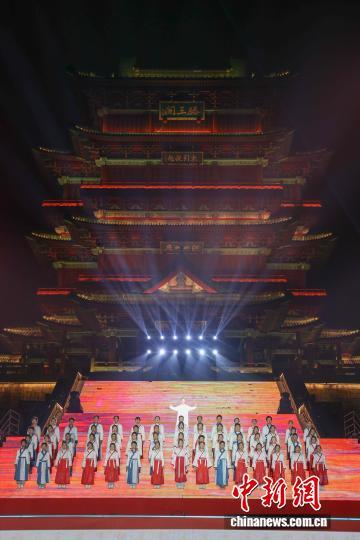 图为楚调唐音&middot;共吟《滕王阁序》节目。中新社记者 刘力鑫 摄