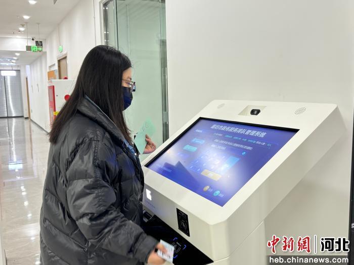 图为市民在廊坊市政务服务排队管理系统取号。 廊坊市委宣传部供图