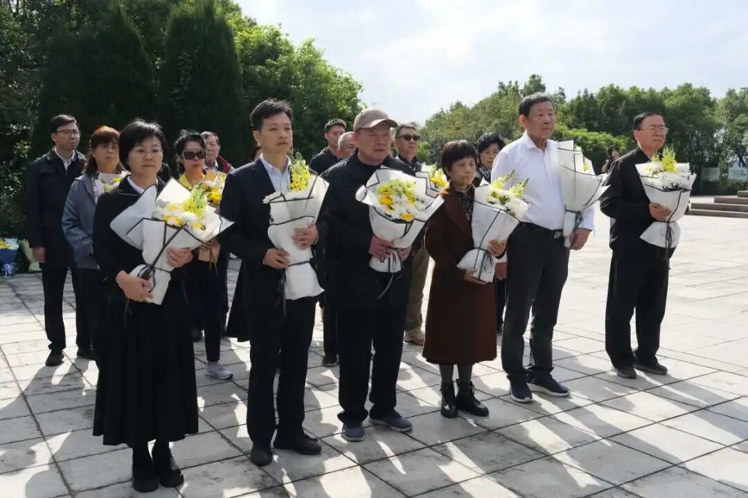 烈士后人在镇海革命烈士陵园祭奠仪式现场
