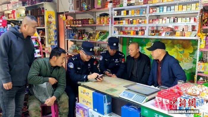 街津口边境派出所民警入户走访,提醒群众注意安全。 佳木斯边境管理支队供图