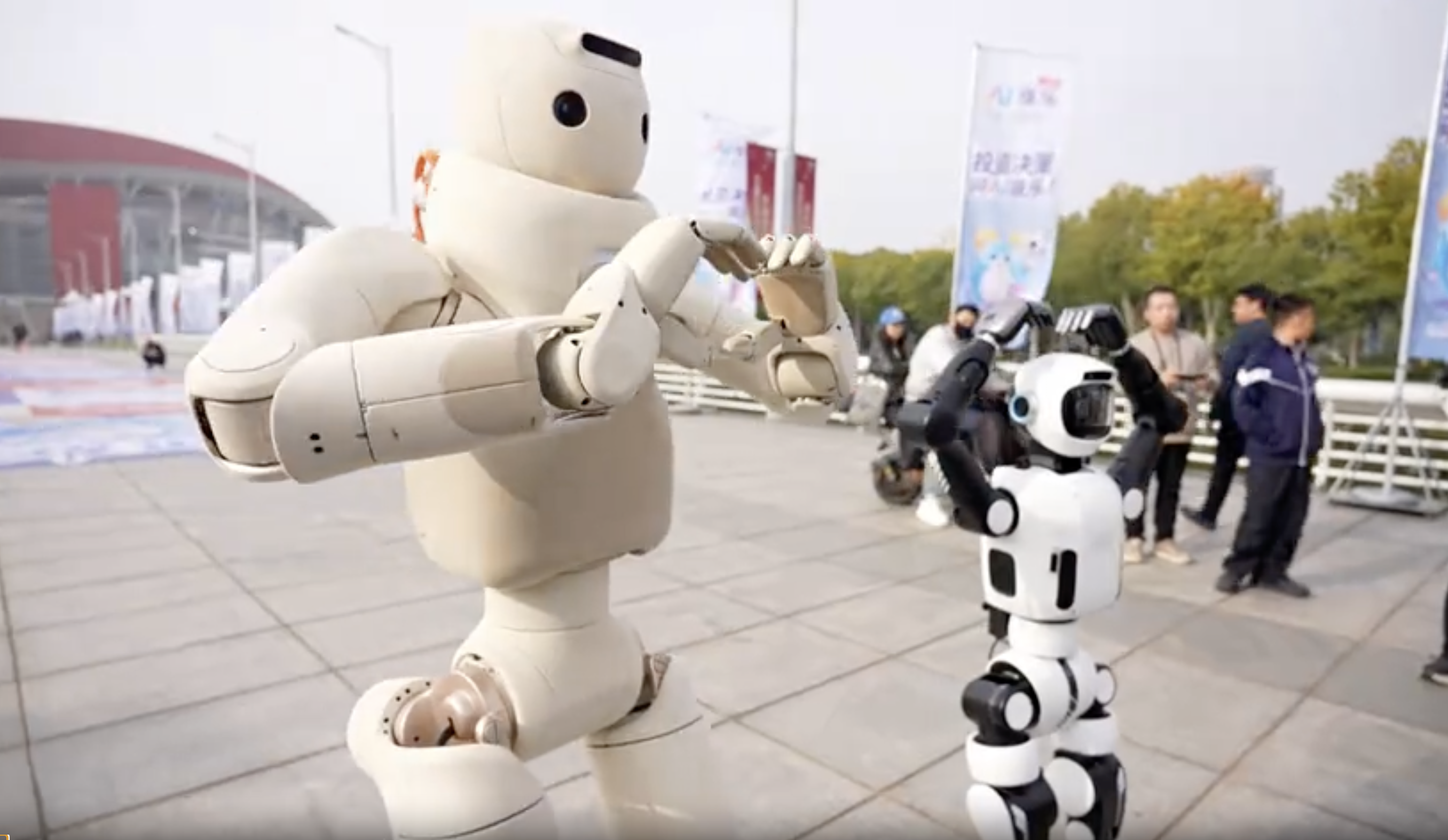 苏超决赛邂逅“机器人啦啦队”,南京机器人产业闪耀赛场