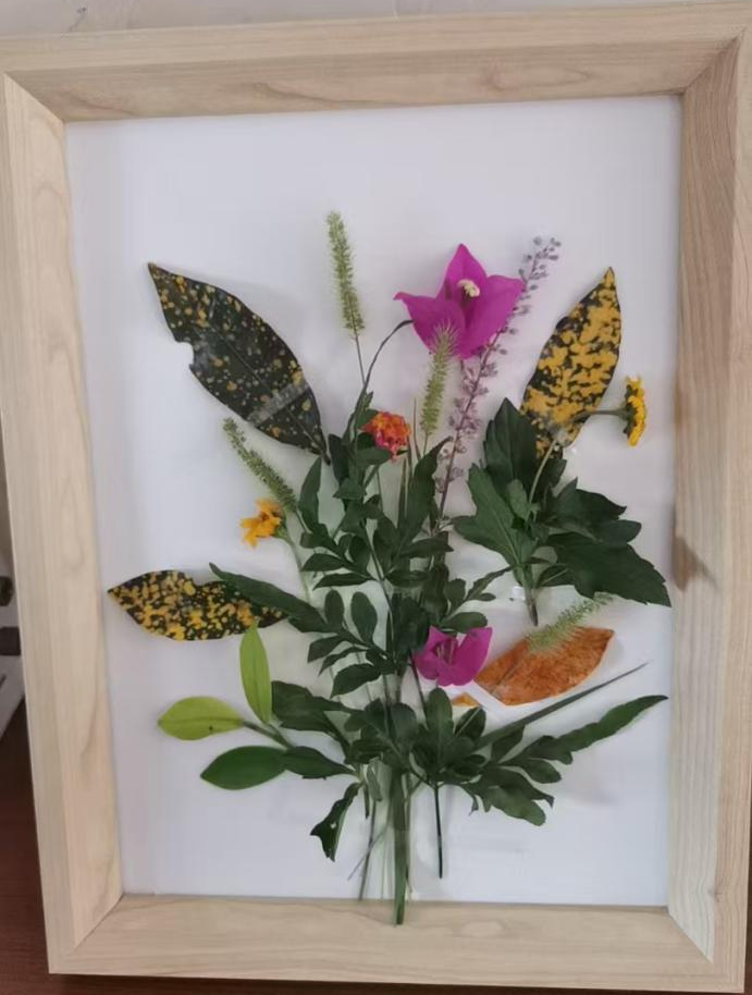 （居民分享自己制作的树叶相框）