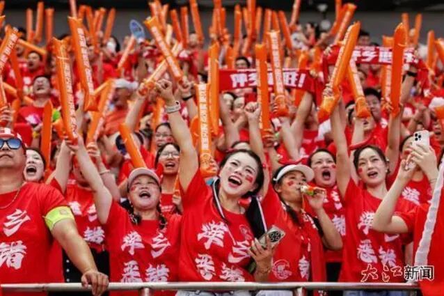 萍乡辣妹团现场助威。