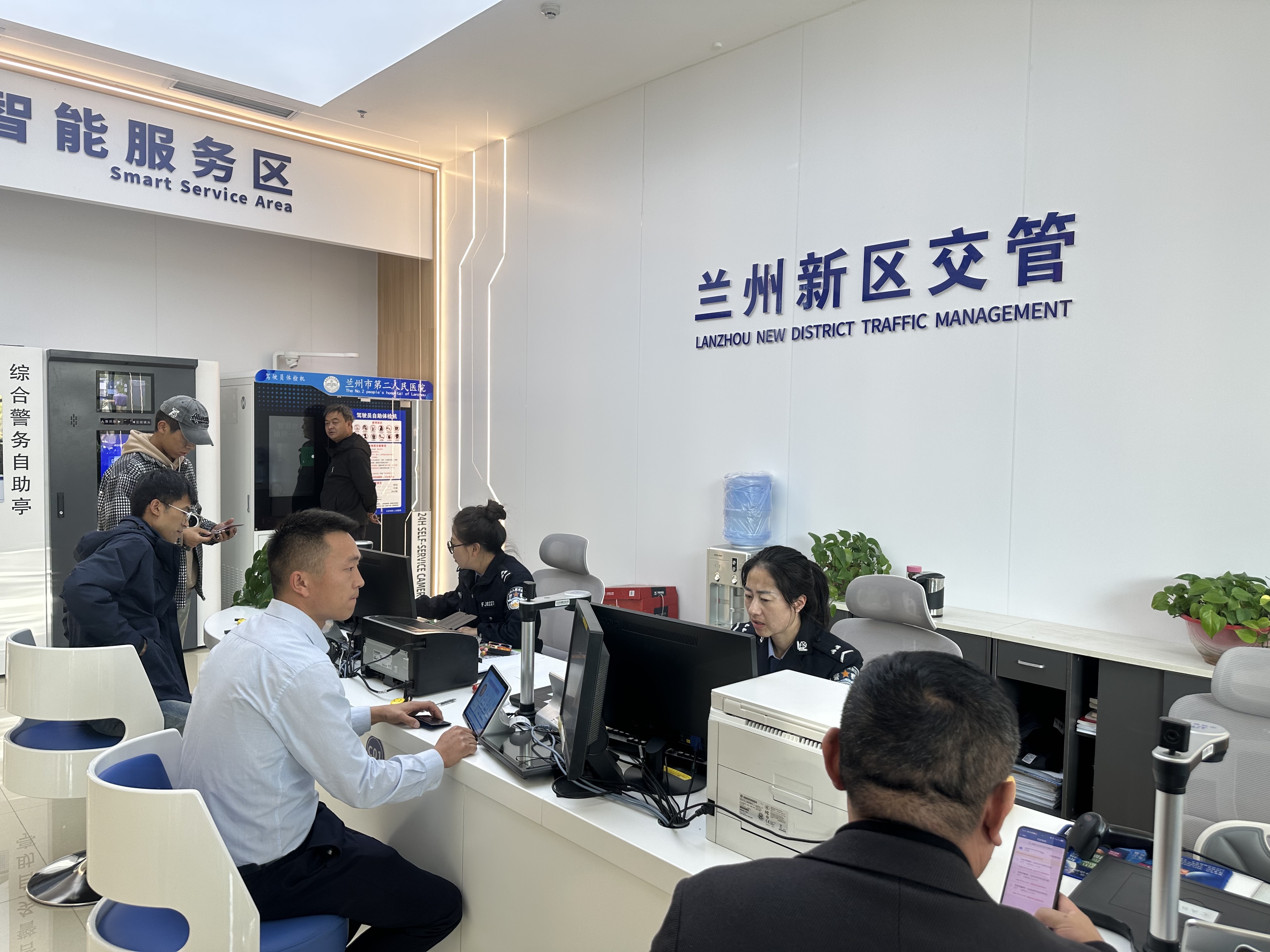 为前来办事的市民解疑答惑