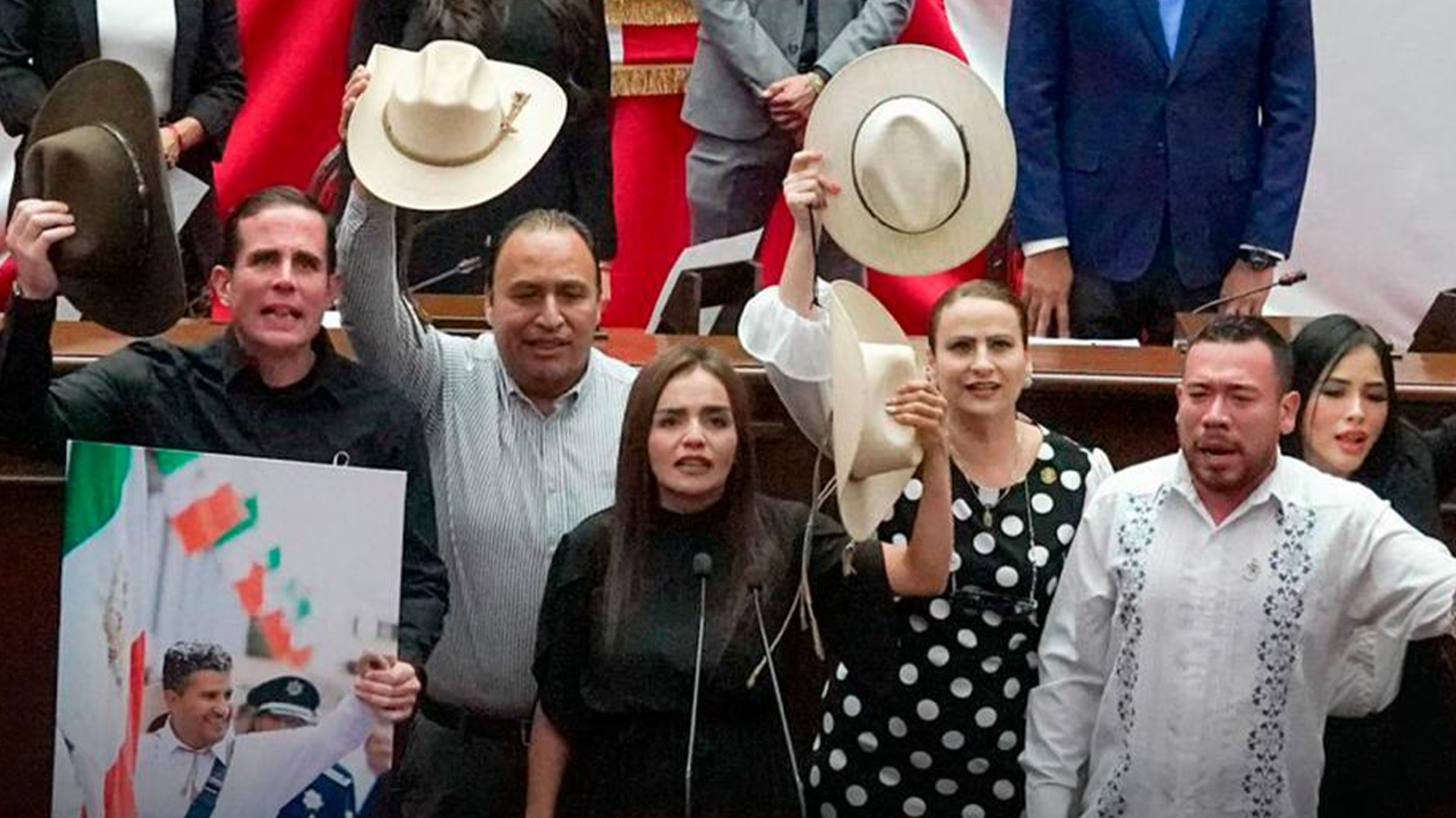 墨西哥一市长怀抱幼子参加亡灵节活动遭当街射杀，身中6枪身亡，遗孀接替其职务，誓言继续打击贩毒集团