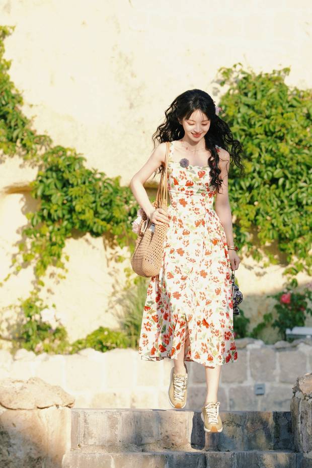 田曦薇笑容灿烂,活力满满。