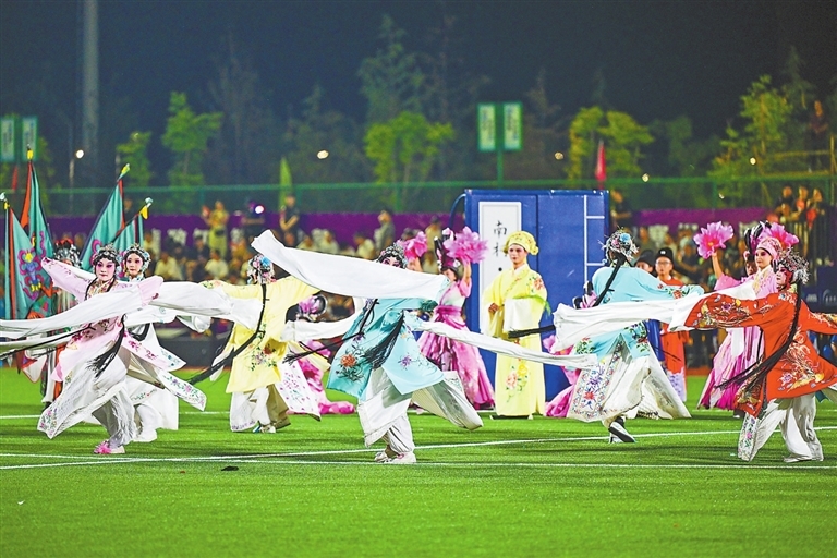 9月14日,在位于抚州市的赣东学院体育场,歌舞《梦回临川》通过悠扬的戏曲展示,让球迷感受抚州的历史文脉。