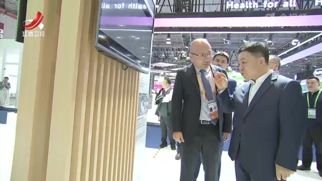 叶建春参观第八届进博会展馆