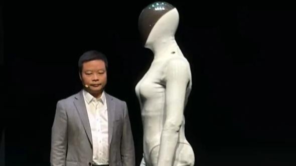 团队称机器人为“养的娃”，现场剪开时坦言：真的很心痛