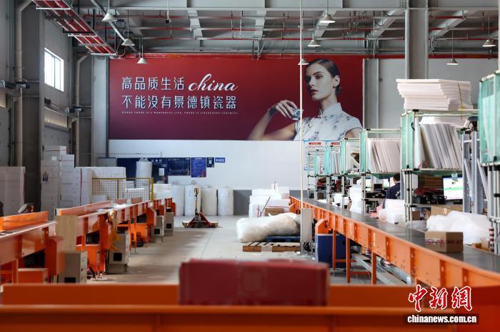 图为一家物流企业仓储区的货物自动传送设备。中新社记者 刘占昆 摄