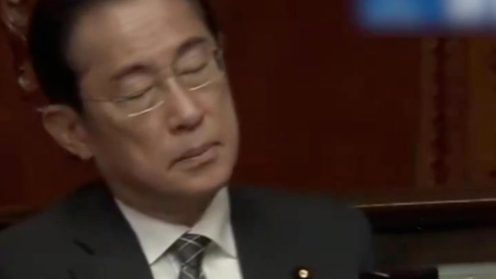 日本四位前首相被拍到国会上打瞌睡：岸田文雄活动颈椎，菅义伟闭目养神，石破茂直接趴桌