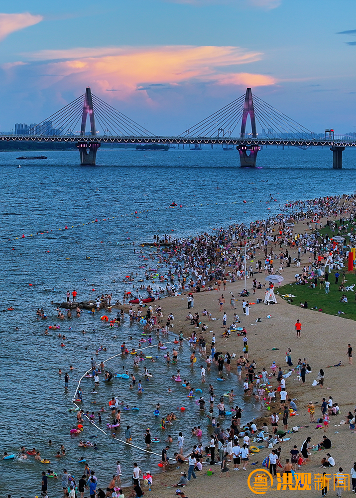 “两滩七湾”天然泳场。 洪观新闻 图