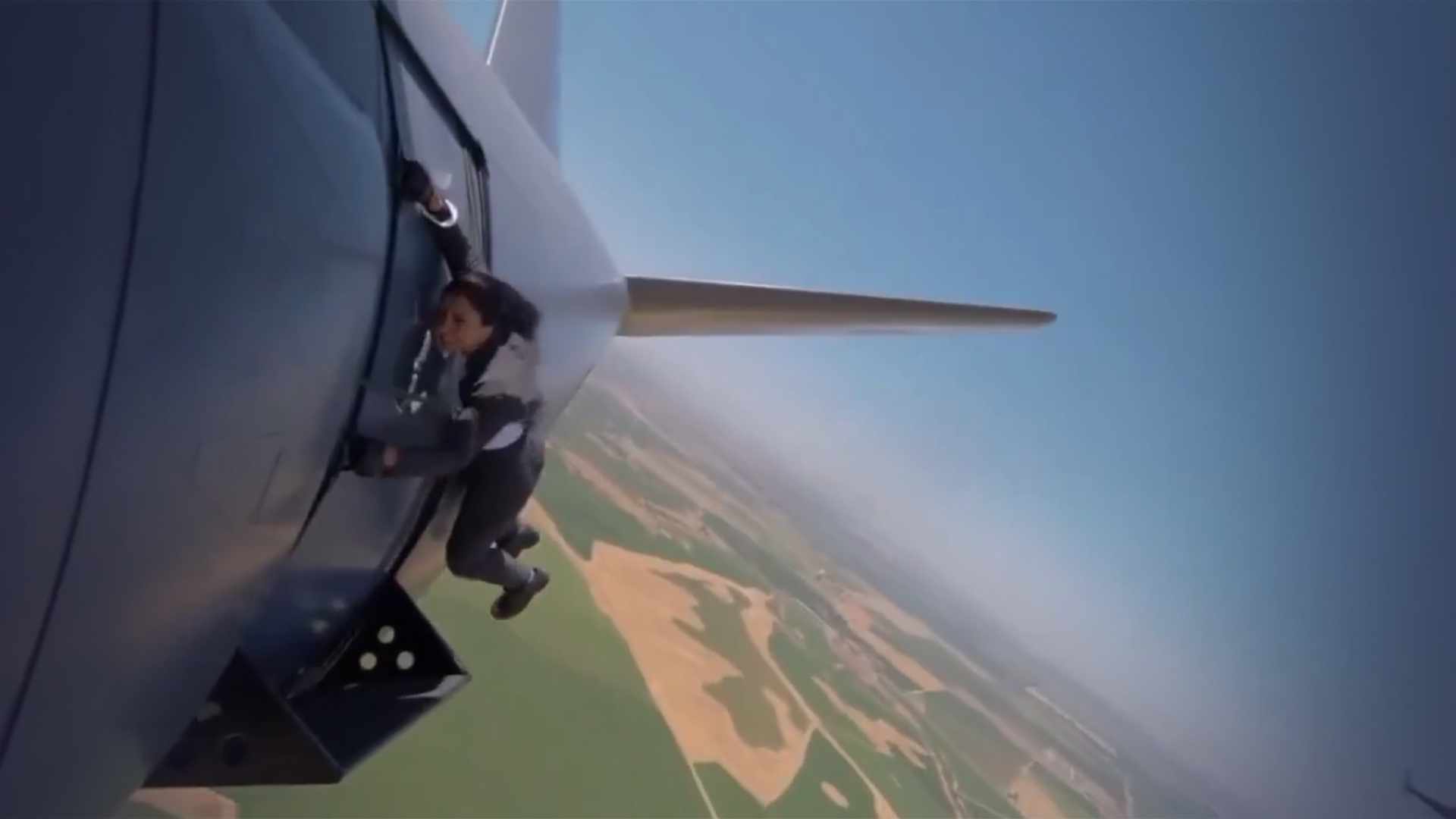 美国女博主徒手扒飞机，模仿汤姆·克鲁斯名场面