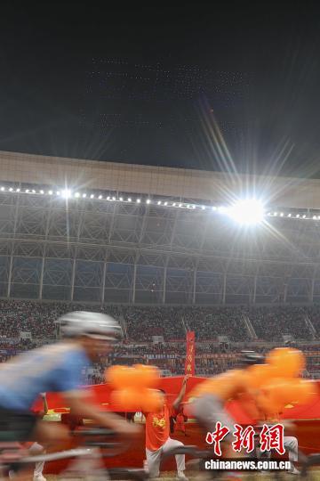 图为比赛开始前的,比赛场馆上空的无人机灯光秀拼出了“运动赣鄱 活力江西”的字样。中新社记者 刘力鑫 摄