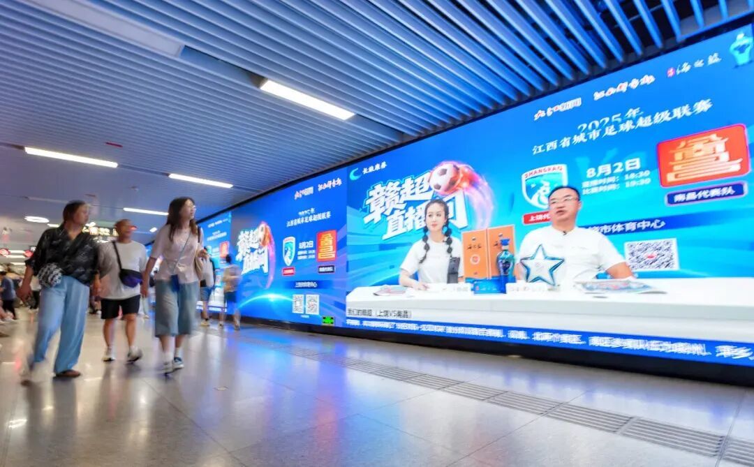 8月2日,南昌地铁里的赣超直播。江西日报全媒体记者徐铮 摄