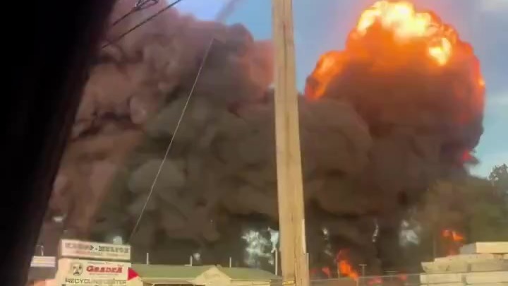 美国肯塔基州一飞机坠毁，引发地面大火