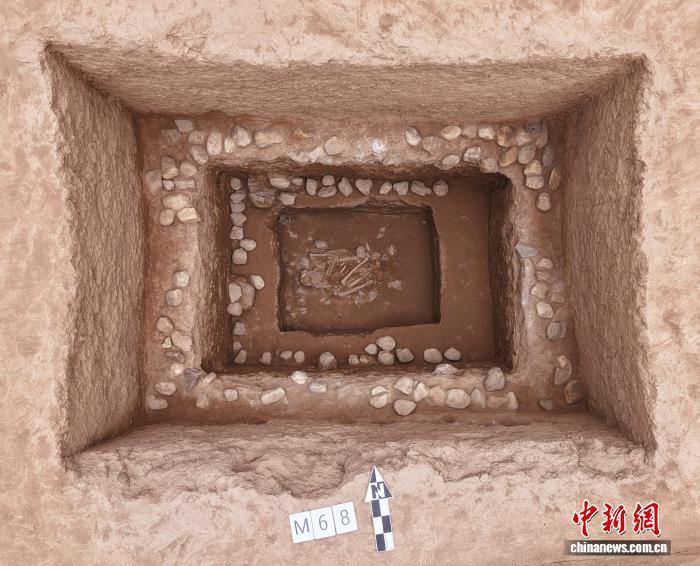 图为在西安张家坡墓地发现的积石墓。　(资料图，陕西省考古研究院供图)