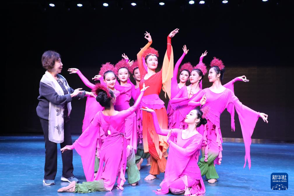 在兰州音乐厅，高金荣指导学生表演敦煌舞教学剧目《沙漠红柳》。（2019年11月28日摄）　新华社记者　郎兵兵　摄