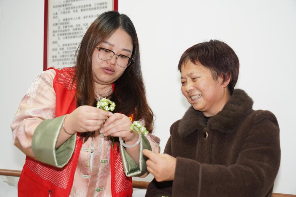 2025年10月27日，志愿者在湖南长沙高塘岭街道东湖路社区指导老年人做手工。新华社记者 戴明轩 摄
