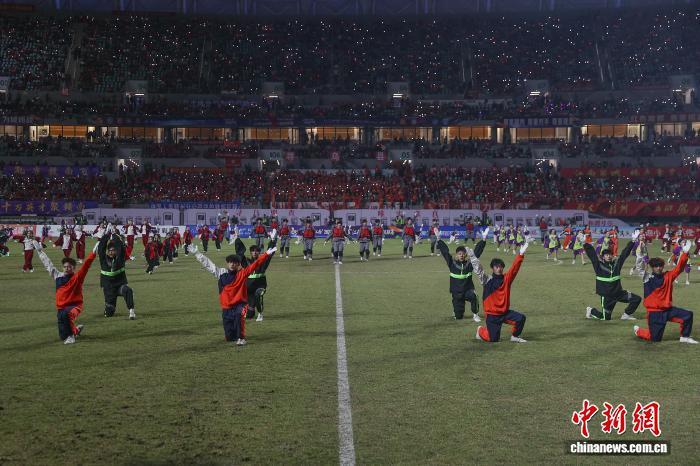 图为比赛开始前的,运动风采综合文体表演《为赣而战》,现场观众打开了手机手电筒参与互动。中新社记者 刘力鑫 摄