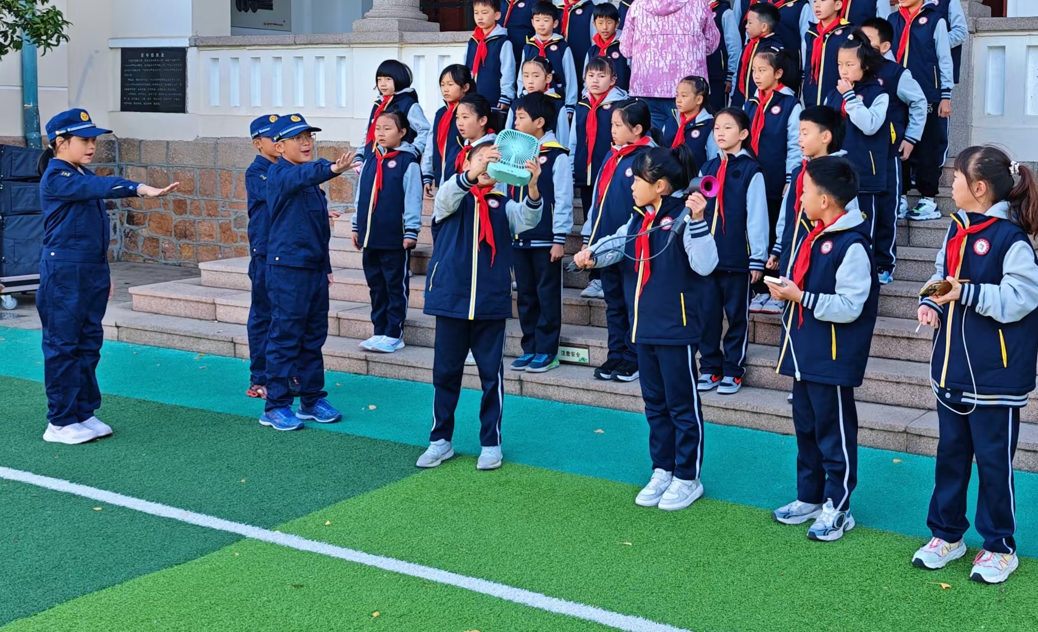 【校园动态】消防记心中 平安伴成长——青岛市实验小学以升旗仪式开展消防安全教育