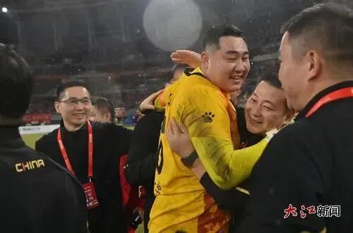 夺冠后,赣州队队员拥抱教练庆贺。江西日报全媒体记者杨继红 摄