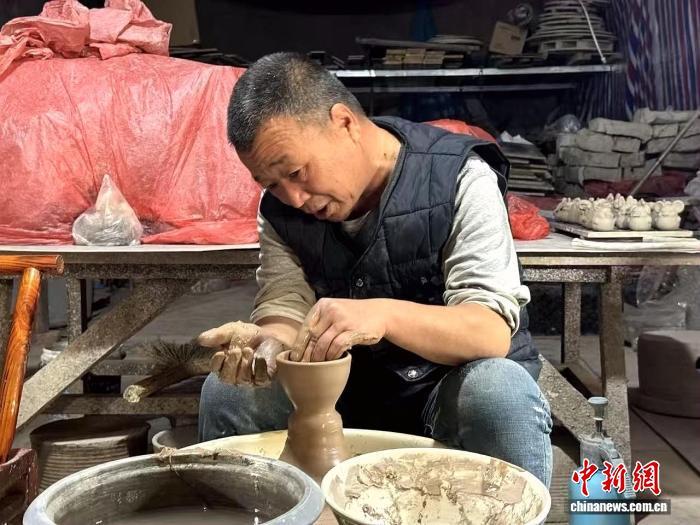 10月15日，刘忠阳正在作坊内工作。杨英琦 摄