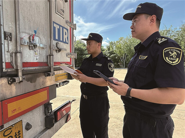 长春海关所属长春兴隆海关关员在监管现场高效完成TIR进口货物查验工作。