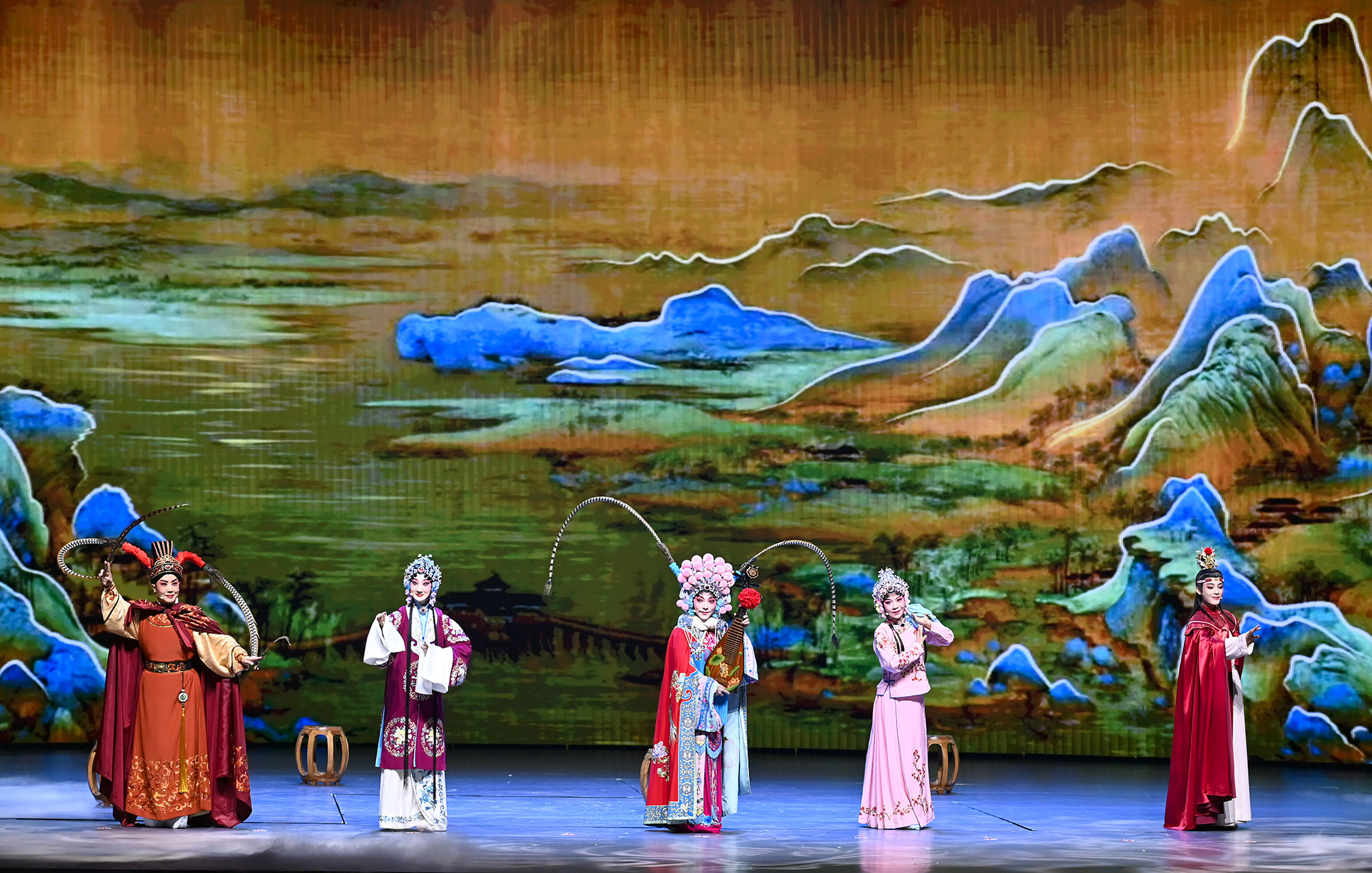 ▲闭幕式现场举行了精彩的节目展演。记者 齐岚森 摄/视觉重庆